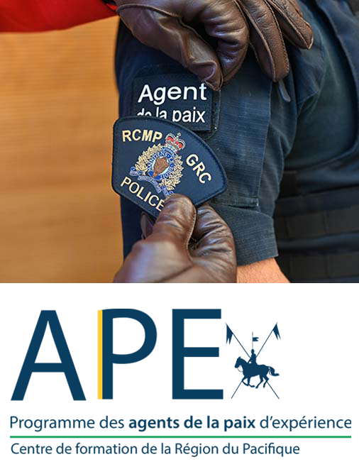 Programme des agents de la paix d’expérience - Un agent remplace son insigne d'agent de la paix par celui de la GRC.